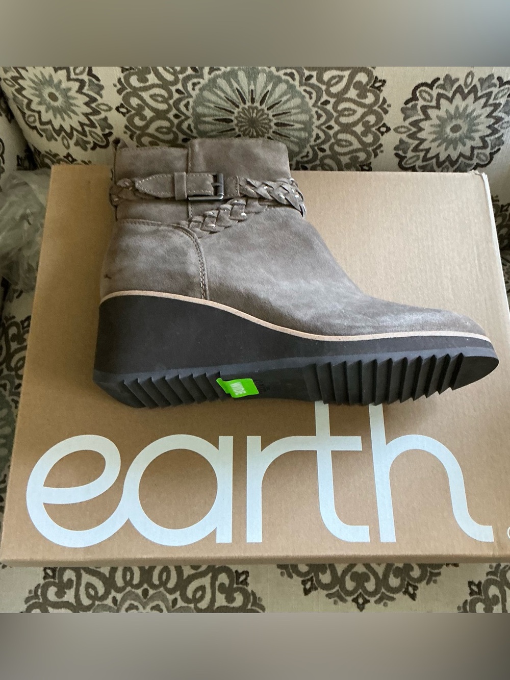 EARTH Women’s Stylish Boots size 10 WIDE - New in box